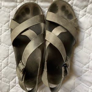 Chaco Women’s Leather Wayfarer in Grey